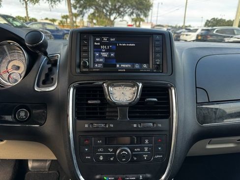 Used 2015 Chrysler Town & Country Touring w/ Driver Convenience Group image 22