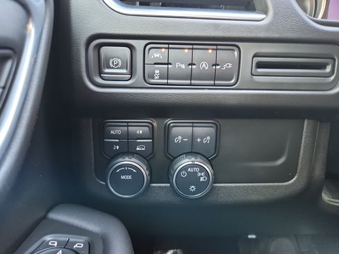 Used 2021 Chevrolet Tahoe LT w/ Luxury Package AWD/4WD image 26