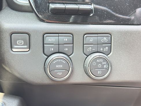 Used 2022 Chevrolet Silverado 1500 LTZ w/ Technology Package AWD/4WD image 12