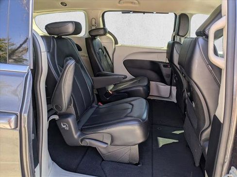 Used 2023 Chrysler Pacifica Touring-L image 20