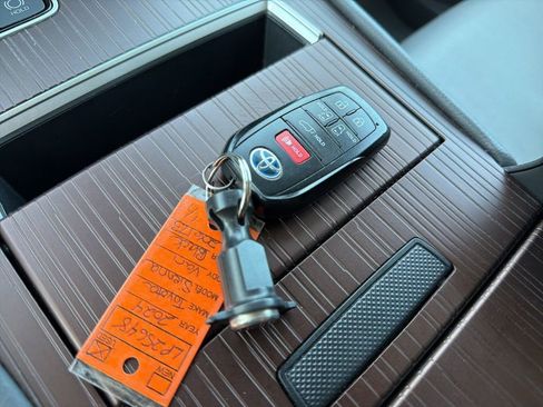 Used 2024 Toyota Sienna XLE image 32