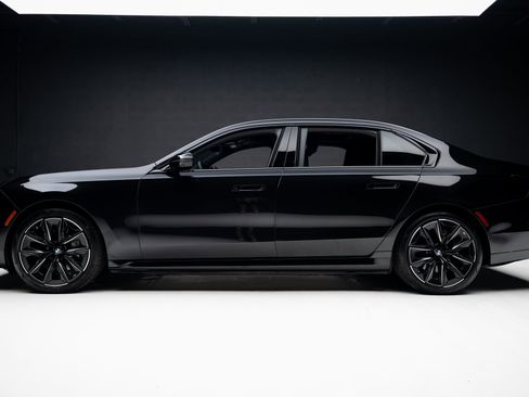 Used 2024 BMW i7 eDrive50 w/ M Sport Package image 16