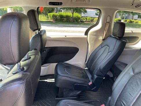 Used 2017 Chrysler Pacifica Touring-L FWD image 14