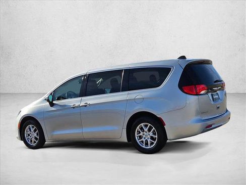 Used 2022 Chrysler Voyager LX image 8