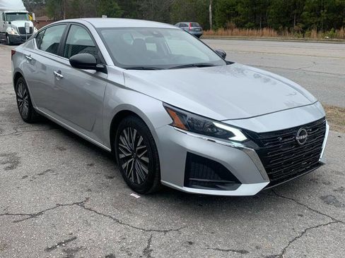 Used 2024 Nissan Altima 2.5 SV image 3