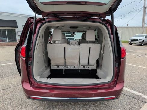 Used 2019 Chrysler Pacifica Touring-L w/ Premium Audio Group FWD image 28