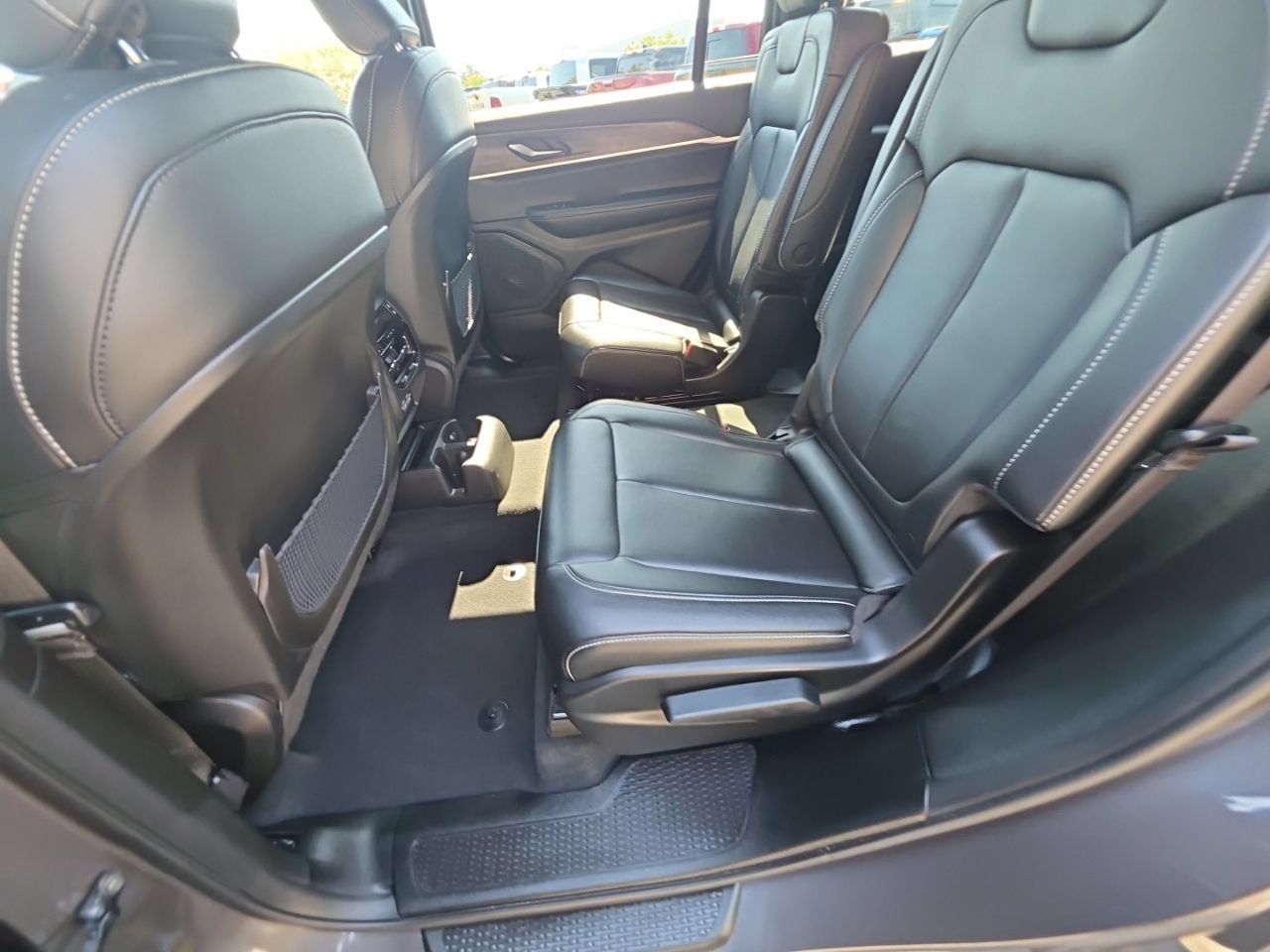 Used 2025 Jeep Grand Cherokee L Limited w/ Black Appearance Package AWD/4WD image 17