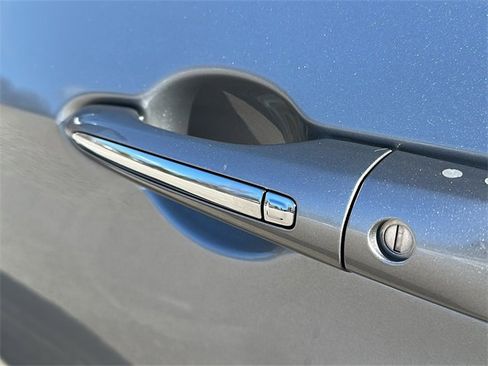 Used 2020 Chrysler Pacifica Touring-L image 7