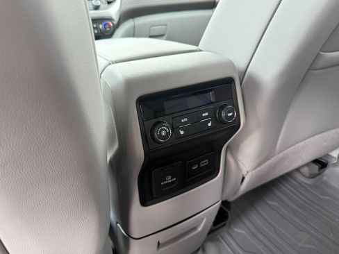 Used 2023 GMC Acadia SLT w/ Technology Package AWD/4WD image 18