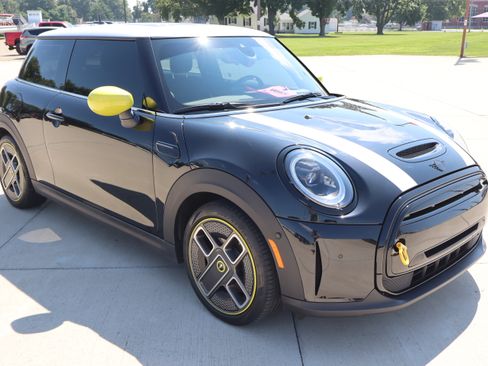 Used 2024 MINI Cooper SE FWD image 3