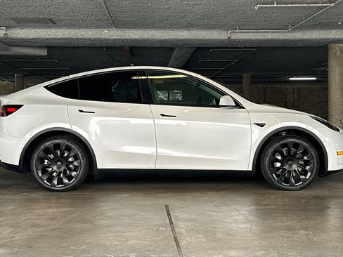 Used 2023 Tesla Model Y Long Range AWD/4WD image 3