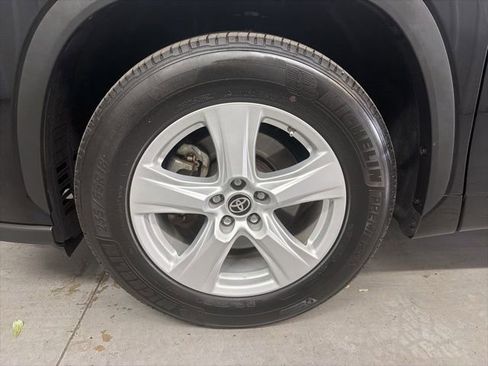 Used 2024 Toyota Highlander LE image 11