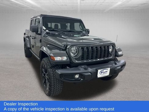 Used 2025 Jeep Gladiator Sport image 3