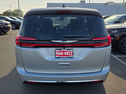 New 2026 Chrysler Pacifica Select image 12