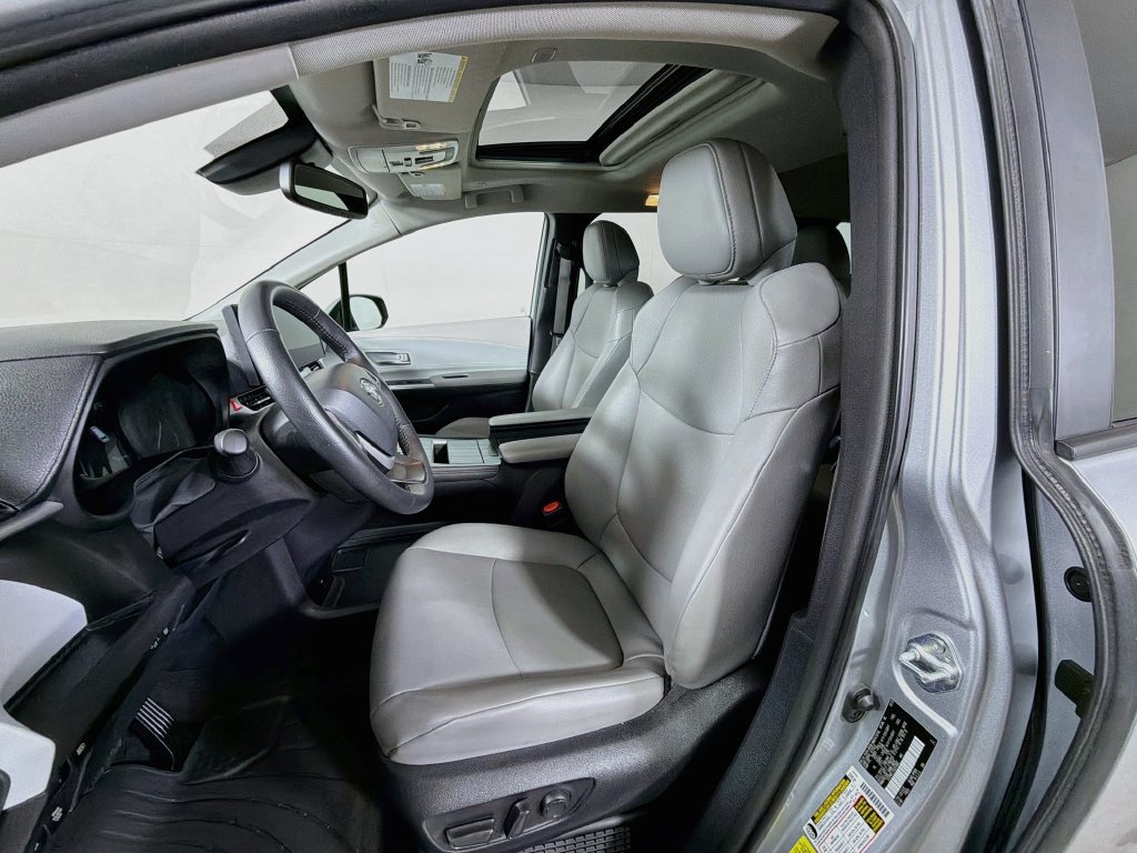 Used 2025 Toyota Sienna XLE FWD image 12