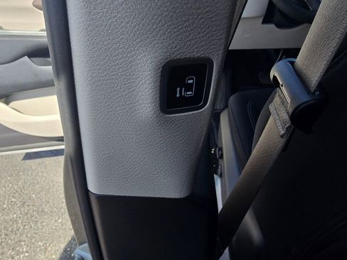 Used 2023 Chrysler Voyager LX image 7