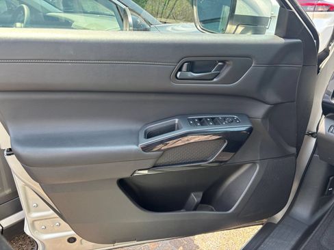 Used 2025 Nissan Pathfinder SV AWD/4WD image 18