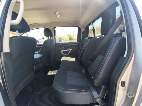 Used 2018 Nissan Titan SV image 9