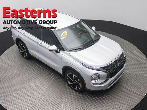 Used 2024 Mitsubishi Outlander SE AWD/4WD image 3