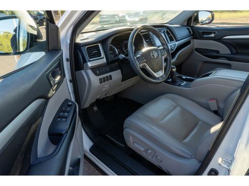 Used 2019 Toyota Highlander XLE image 10