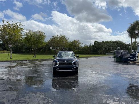 Used 2025 Mitsubishi Outlander SE image 7