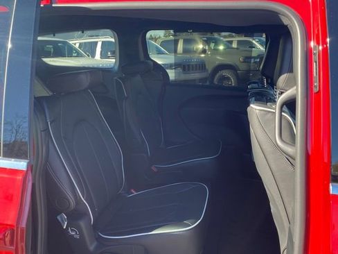 New 2026 Chrysler Pacifica Limited w/ Uconnect Theater Family Group image 34