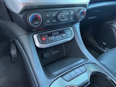 Used 2023 GMC Acadia SLT image 25