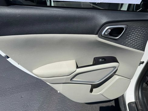 Used 2020 Kia Soul LX FWD image 15
