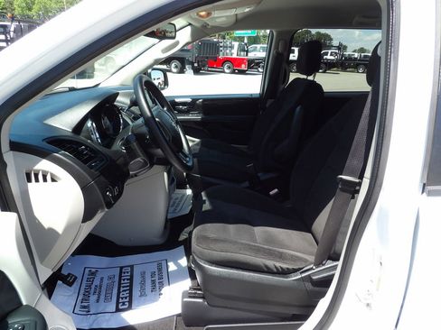 Used 2018 Dodge Grand Caravan SE w/ UConnect Hands-Free Group FWD image 17