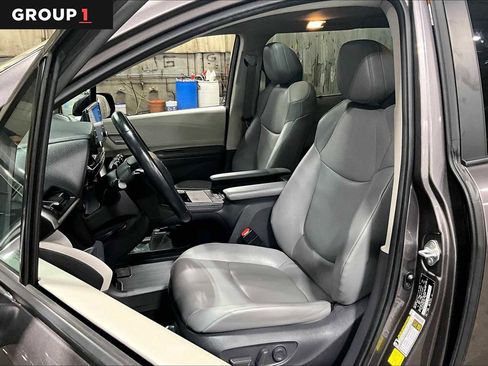 Certified 2021 Toyota Sienna XLE image 8