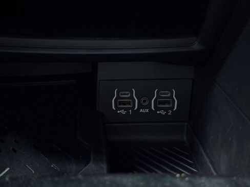 Certified 2025 Chrysler Pacifica Limited FWD image 42