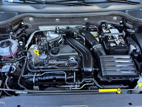 Used 2025 Volkswagen Taos SE image 10