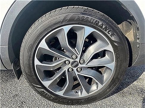 Used 2022 Lincoln Nautilus Reserve w/ Equipment Group 201A image 17