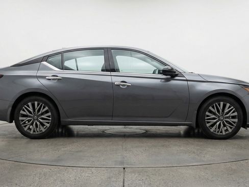 Used 2025 Nissan Altima 2.5 SV image 11