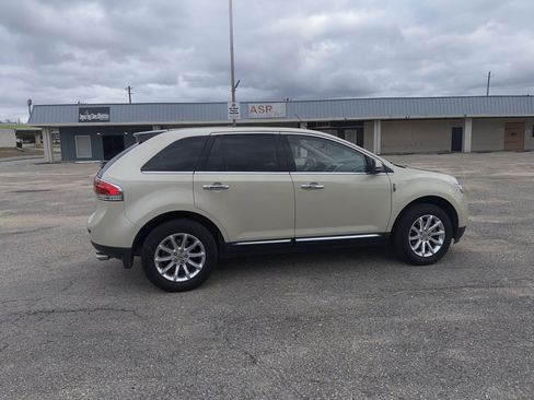 Used 2014 Lincoln MKX FWD w/ Equipment Group 102A image 11
