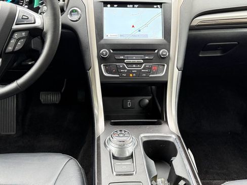 Used 2017 Ford Fusion SE w/ Fusion SE Technology Package FWD image 12
