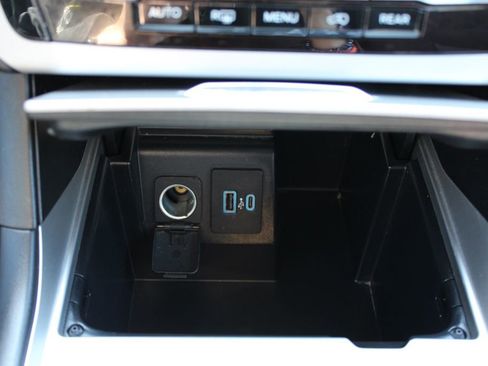 Used 2023 Ford Explorer XLT AWD/4WD image 44