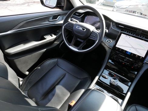 Used 2023 Jeep Grand Cherokee Limited w/ Black Appearance Package image 9