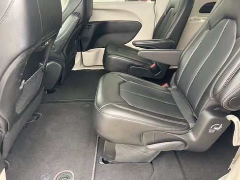 Used 2024 Chrysler Pacifica Touring-L image 17