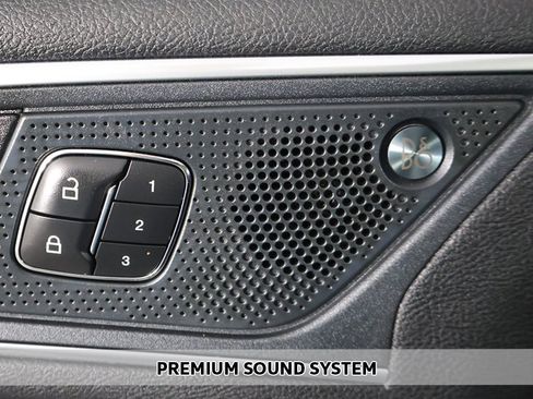 Used 2024 Ford Edge Titanium image 3