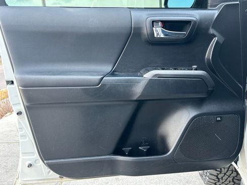 Used 2017 Toyota Tacoma TRD Off-Road image 9