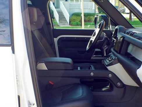 Used 2024 Land Rover Defender 130 X-Dynamic SE image 44