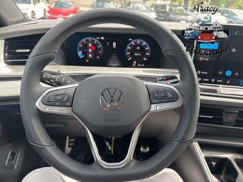 New 2025 Volkswagen Tiguan SE R-Line image 10