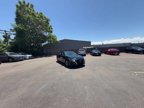 Used 2025 Nissan Altima 2.5 SV FWD image 11