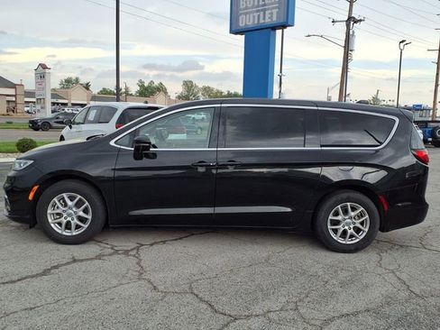 Used 2024 Chrysler Pacifica Touring-L image 19