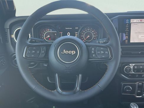 Used 2024 Jeep Gladiator Sport AWD/4WD image 10