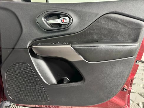 Used 2019 Jeep Cherokee Latitude w/ Popular Appearance Group FWD image 37