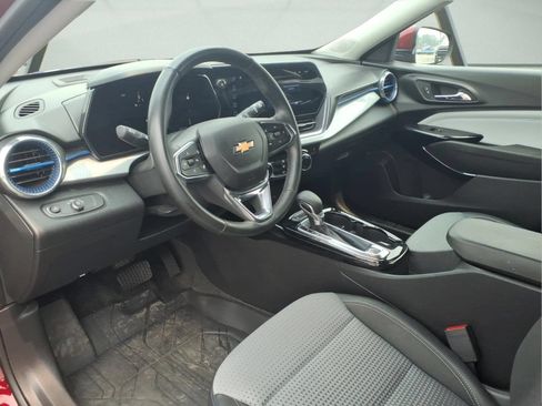 Used 2025 Chevrolet Trax LT w/ LT Convenience Package FWD image 7