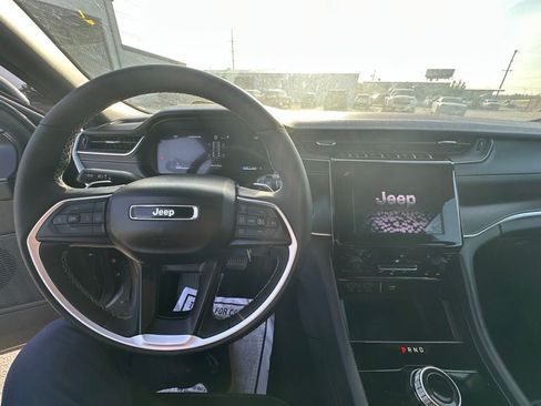 Used 2025 Jeep Grand Cherokee Altitude RWD image 14