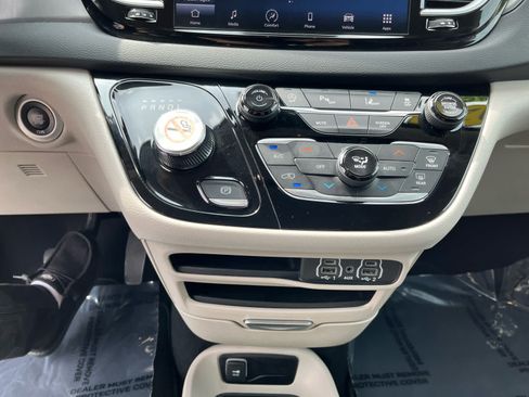 Used 2023 Chrysler Pacifica Touring-L FWD image 17